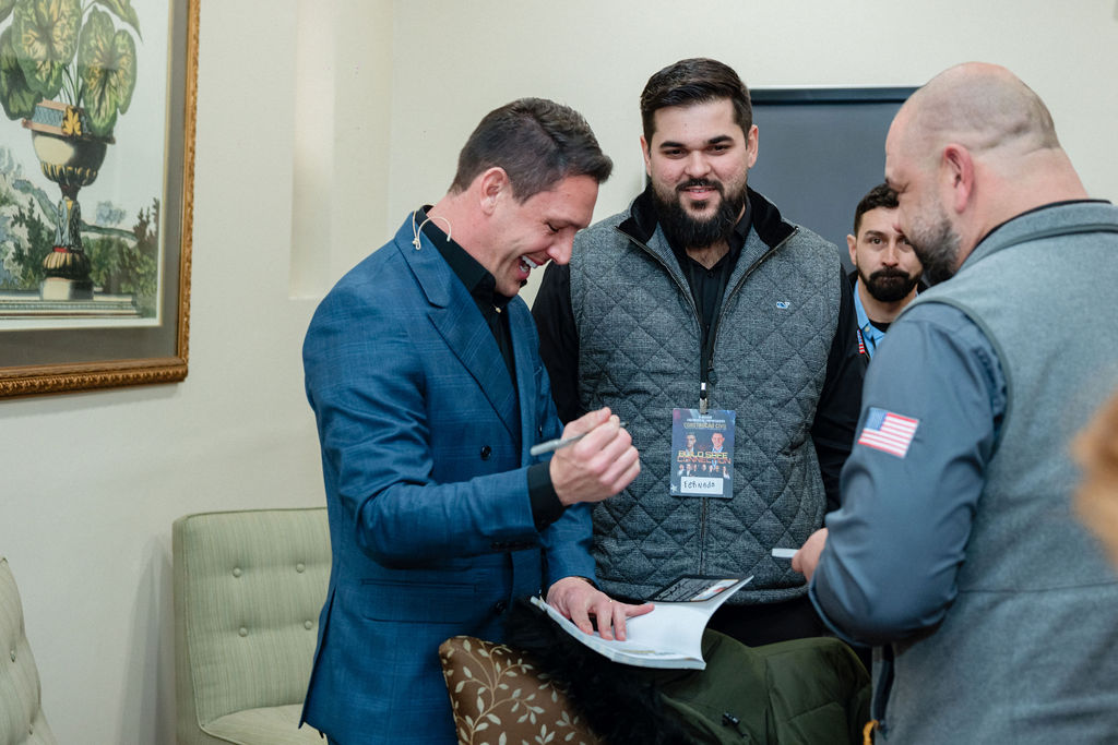 Participantes conversando durante o Build Safe Connection