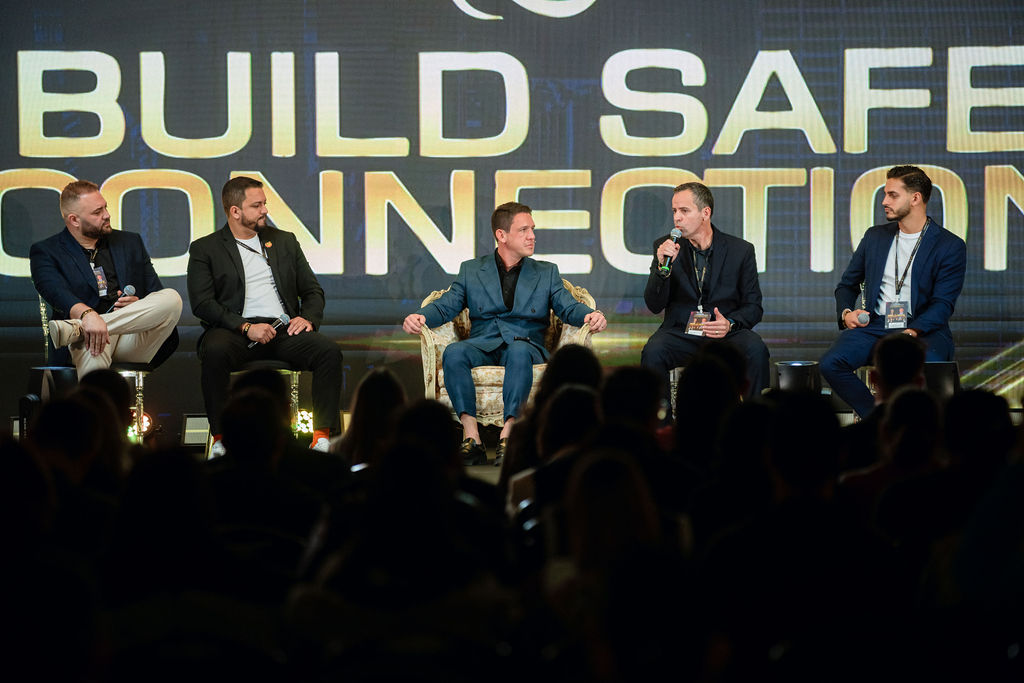 Participantes de um Talk Show no palco do Build Safe Connection